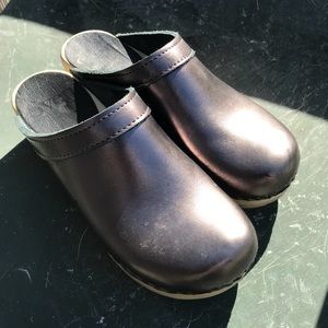Sven Clogs size 37 metallic pewter